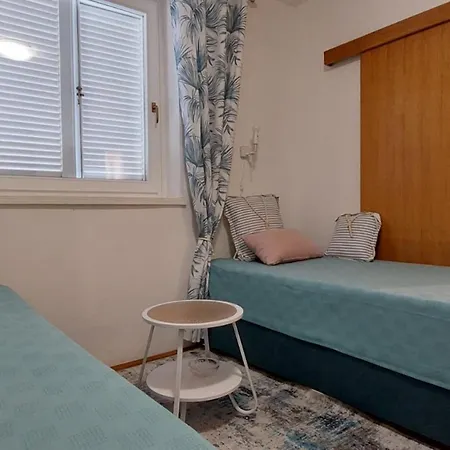 Charming Beachfront - One Bedroom Apartman