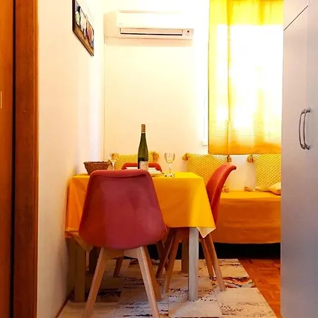 Apartman Charming Beachfront - One Bedroom Crikvenica